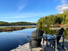 The Peninsula Cottage - Lakefront with hot tub